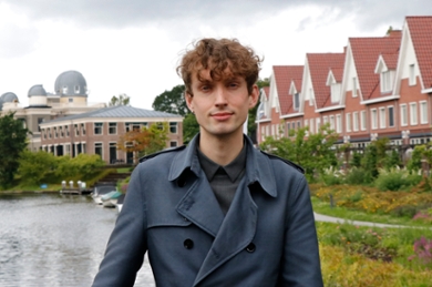 Portrait of Jasper Bitter, with the Leiden Observatory in the background