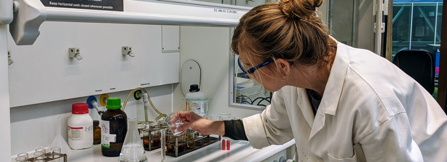 Brusgaard analysing stable isotopes at the Centre for Isotope Research, Groningen