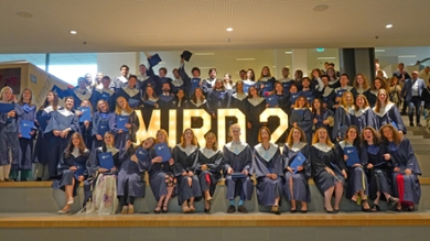 The class of 2025 sitting on the Spanish Steps of the Wijnhaven buidling in The Hague