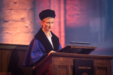 Professor Ineke Sluiter at the lectern. She is looking at the audience while giving her Dies lecture.
