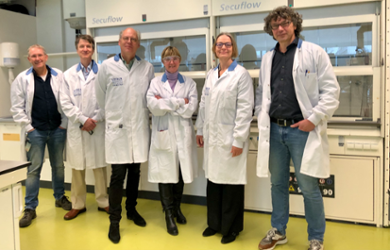 Annetje Ottow and Hester Bijl at Leiden Institute of Chemistry.