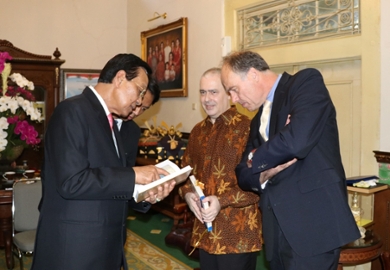 Visit (in June 2019) from the Sultan of Yogyakarta, Hamengku Buwono X (left). Marrik Bellen (centre) translates the conversation for then rector Carel Stolker.