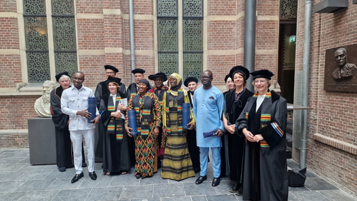 A group phot of the PhD candidates and their supervisors in the courtyard of the Academy Building in Leiden.