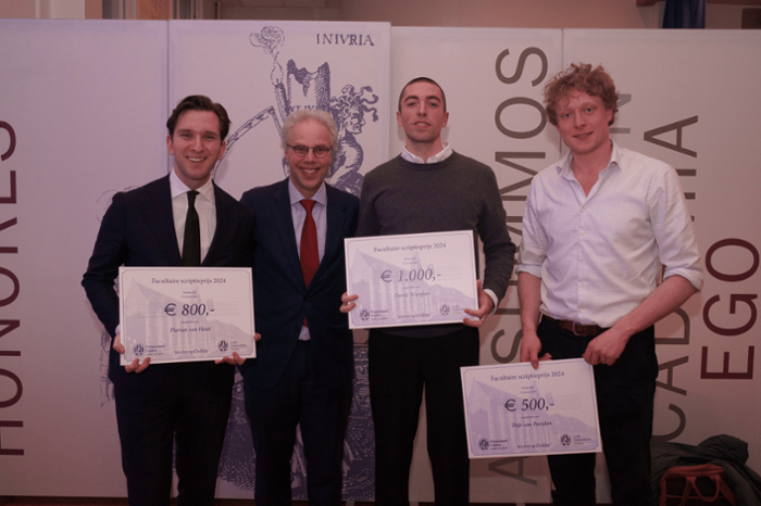Bart Krans with the winners of thesis prizes 2025