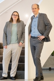 Suzanne van der Pluijm en Bart de Smit staand in het atrium