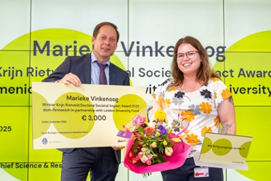 Marieke Vinkenoog receives the award from Hans Roubos.