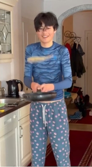 Kamiel making pancakes