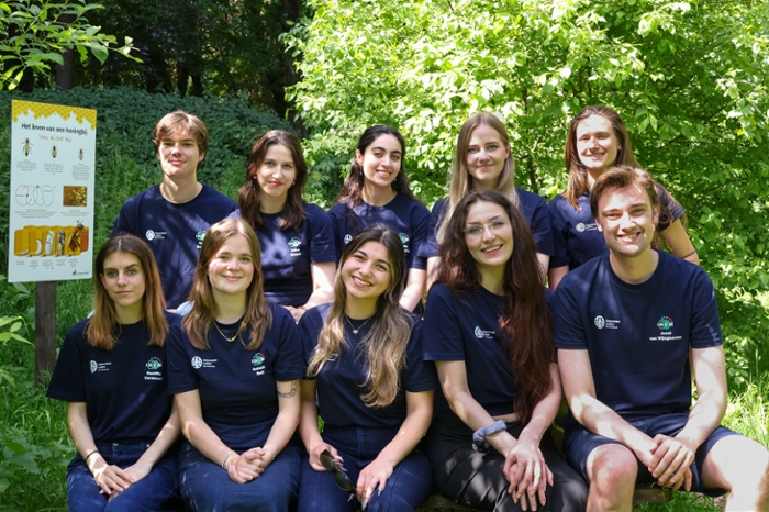 Group photo of the complete 2026 iGEM Leiden team. Upper line (standing), from left to right Gijs, Joine, Sarvin, Emilija, Eleni. Sitting in the line below: Camilla, Isabelle, Seren, Clementine, Joost