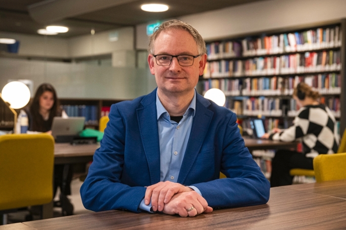 Portret van de tot hoogleraar benoemde Tom Louwerse