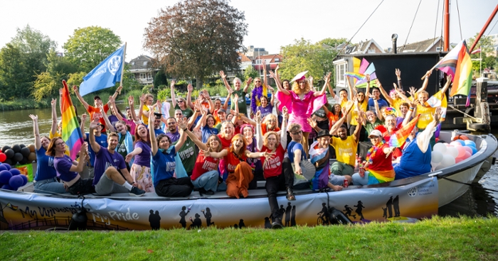 Jojanneke van der Toorn (back row in yellow t-shirt, purple boa)